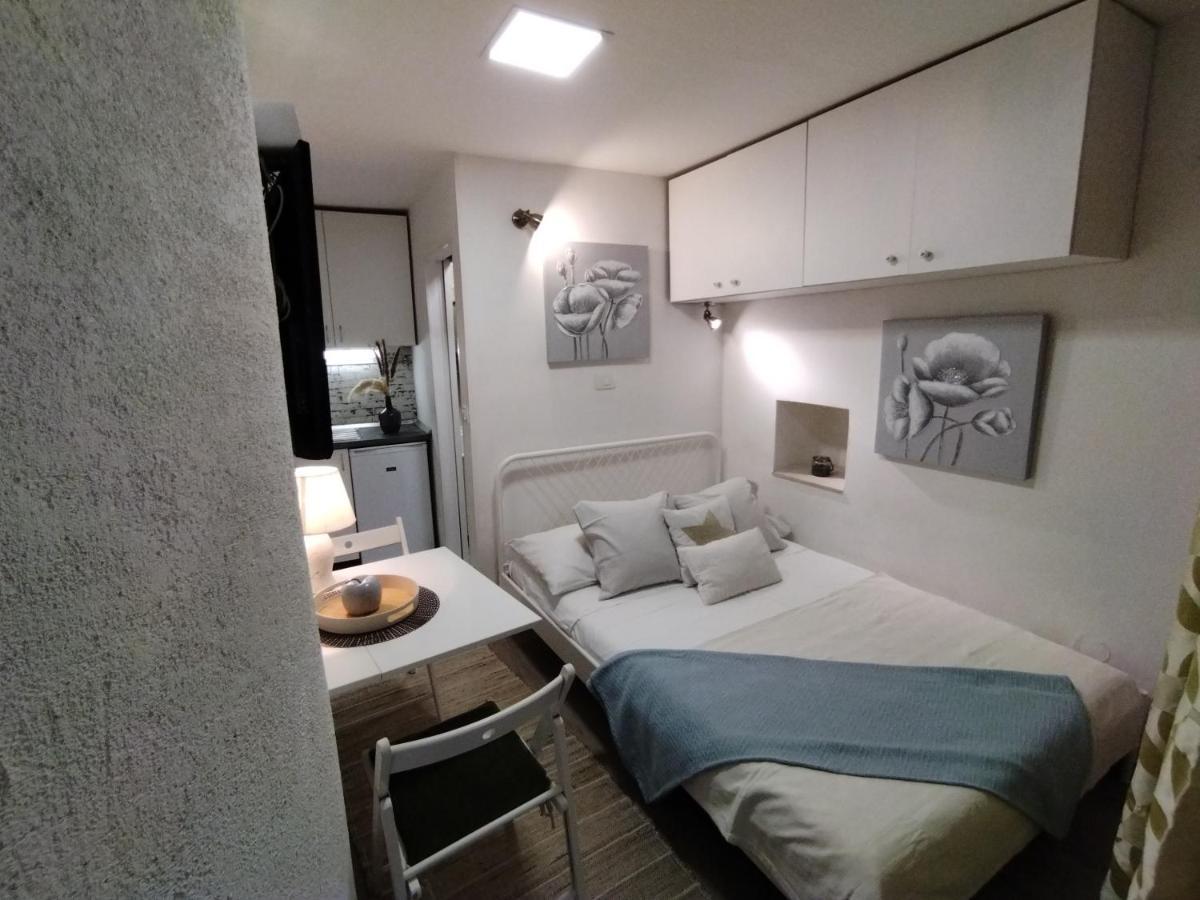 Tiny In Center Stone House Apartman *