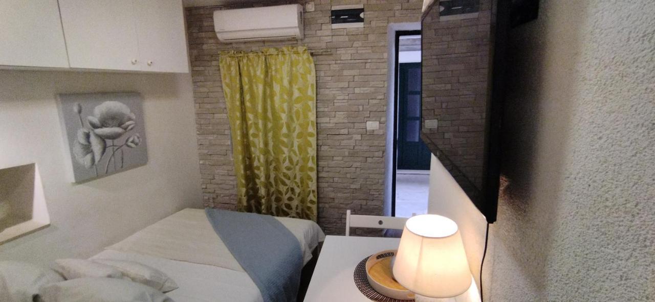 Tiny In Center Stone House Apartman